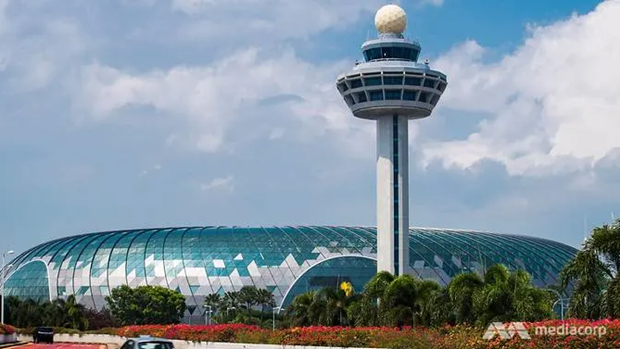 The Changi Airport control tower in front of Jewel Changi Airport (Photo: www.channelnewsasia.com)