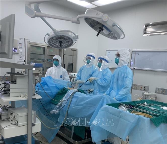 Những bác sĩ, nhân viên y tế Bệnh viện Bệnh Nhiệt đới Trung ương cơ sở 2 nỗ lực điều trị cho các bệnh nhân Covid-19 nặng. Ảnh: TTXVN phát