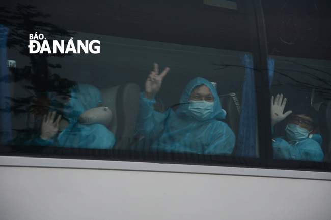 Xe quân đội đưa 240 công dân về cách ly tại Quảng Nam. Ảnh: PHAN CHUNG