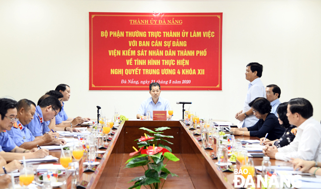 Phó Bí thư Thường trực Thành ủy Nguyễn Văn Quảng (giữa) chủ trì buổi làm việc. Ảnh: ĐẶNG NỞ