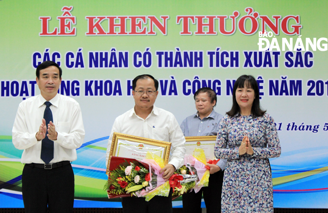 Phó Chủ tịch UBND thành phố Lê Trung Chinh (bìa trái) trao Bằng khen cho cá nhân có thành tích xuất sắc trong hoạt động KH&CN năm 2019. Ảnh: KHANG NINH