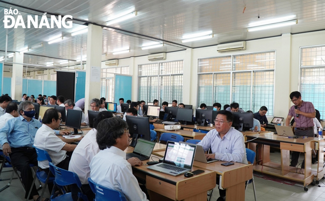 Trường Đại học Bách khoa - Đại học Đà Nẵng luôn giám sát chặt việc đào tạo trực tuyến. Trong ảnh: Một buổi tập huấn về công tác giám sát đào tạo trực tuyến do Trường Đại học Bách khoa tổ chức tháng 3 vừa qua. Ảnh: NGỌC HÀ