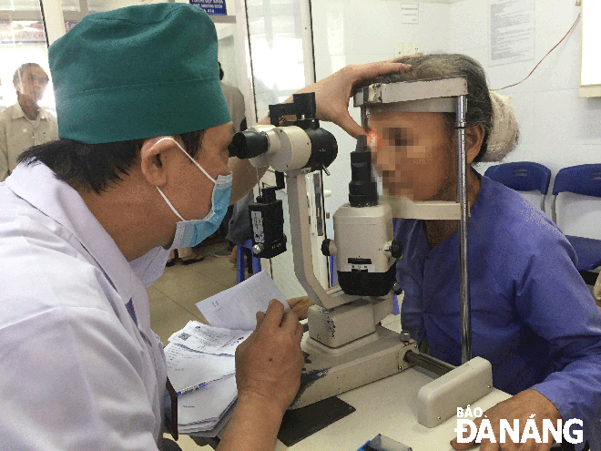 Bệnh Glôcôm cần được phát hiện và điều trị kịp thời để tránh mù lòa. Trong ảnh: Khám mắt cho người bệnh nghi mắc Glôcôm tại Bệnh viện Mắt Đà Nẵng. Ảnh: P.C