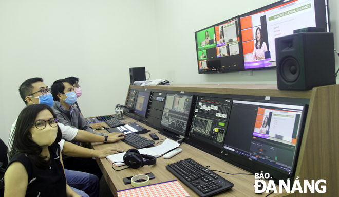 Hệ thống trường quay hiện đại của Trường Đại học Ngoại ngữ - Đại học Đàa Nẵng cho phép triển khai việc dạy-học trực tuyến hiệu quả. Ảnh: NGỌC HÀ