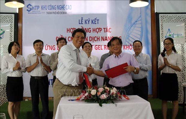 At the signing ceremony for a cooperation agreement on the production of DrOH hand sanitiser for export (Photo: VNA)