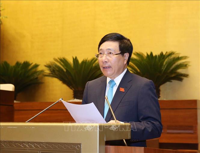Phó Thủ tướng Chính phủ, Bộ trưởng Bộ Ngoại giao Phạm Bình Minh trình bày Tờ trình về dự án Luật Thỏa thuận quốc tế. Ảnh: Phương Hoa-TTXVN