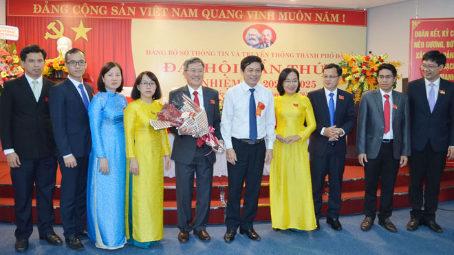 Bí thư Đảng ủy khối Các cơ quan thành phố Phạm Tấn Xử (thứ 5, phải sang) tặng hoa chúc mừng Ban Chấp hành Đảng bộ Sở Thông tin và Truyền thông nhiệm kỳ 2020-2025.