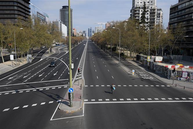  Đại lộ La Castellana ở Madrid, Tây Ban Nha vắng bóng các phương tiện giao thông do dịch Covid-19 ngày 15-3-2020. Ảnh: AFP-TTXVN