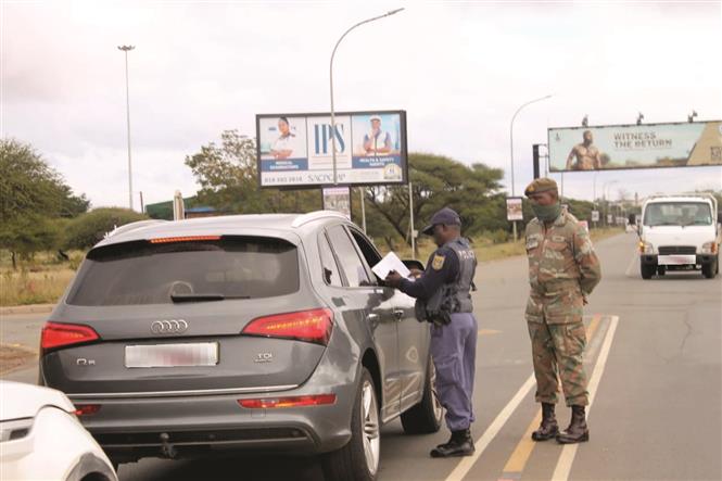 Các lực lượng chức năng kiểm tra phương tiện giao thông trong thời gian áp dụng lệnh phong tỏa. Ảnh: Phi Hùng-PV TTXVN tại Nam Phi