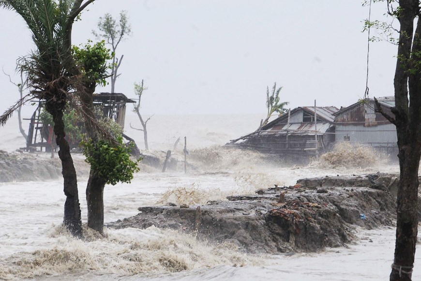 Ngày 21-5-2020, giới chức Ấn Độ cho biết ít nhất 84 người đã thiệt mạng tại miền Đông nước này sau khi siêu bão Amphan kèm lốc xoáy càn quét các vùng duyên hải nước này và quốc gia láng giềng Bangladesh. Tại Bangladesh, ít nhất 10 người đã thiệt mạng kể từ khi bão Amphan đổ bộ đêm 20-5, trong khi 2,4 triệu người dân phải đi sơ tán. Trong ảnh: Cảnh tàn phá sau khi bão Amphan đổ bộ tại Bagerhat, Bangladesh ngày 20-5-2020. (Ảnh: THX-TTXVN)