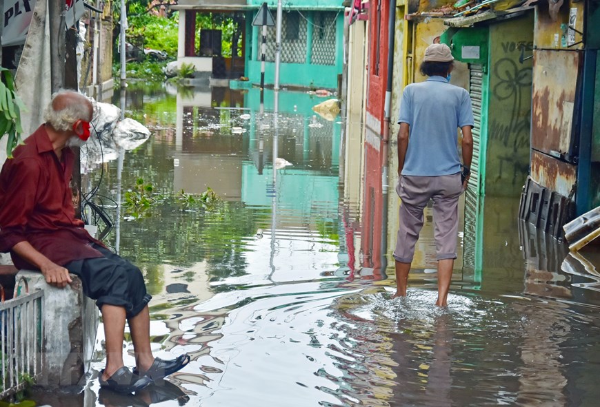 Ngày 21-5-2020, giới chức Ấn Độ cho biết ít nhất 84 người đã thiệt mạng tại miền Đông nước này sau khi siêu bão Amphan kèm lốc xoáy càn quét các vùng duyên hải nước này và quốc gia láng giềng Bangladesh. Trong ảnh: Cảnh ngập lụt sau mưa lớn do ảnh hưởng của bão Amphan tại Kolkata, Ấn Độ, ngày 21-5-2020. (Ảnh: ANI-TTXVN)