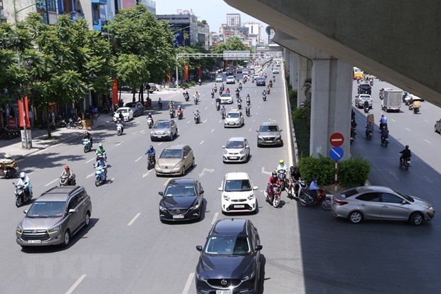 Mấy ngày gần đây tại Hà Nội, người dân trải qua đợt nắng nóng đỉnh điểm, nhiệt độ phổ biến 38-40 độ C. (Ảnh: Minh Quyết/TTXVN)