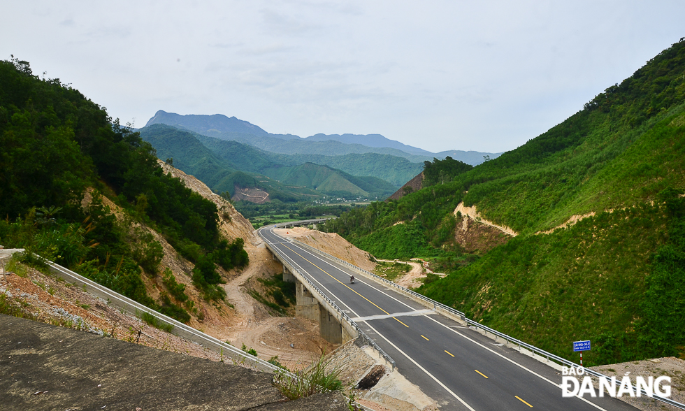 Once completed, the expressway will connect with the eastern side of the Ho Chi Minh, Da Nang-Quang Ngai, and Cam Lo-La Son highways.