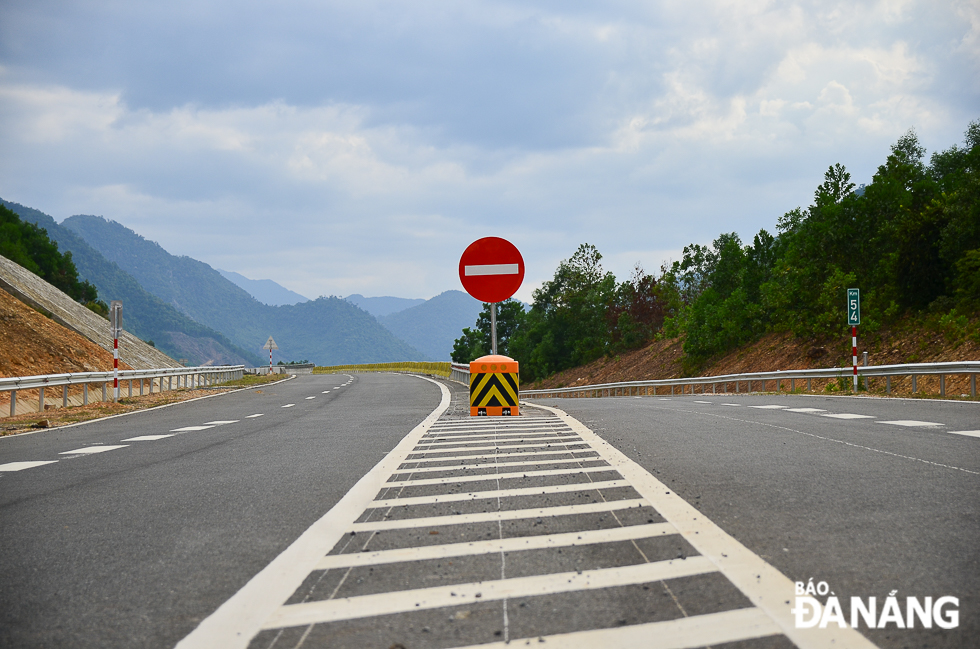The installation of traffic signs and the creation of road surface markings have been completed along the route.