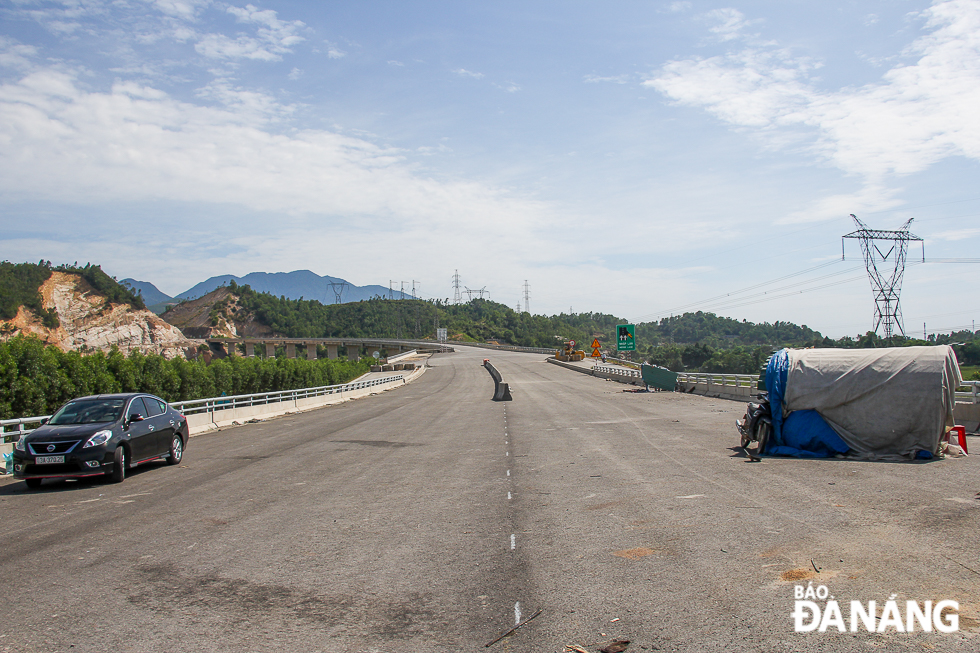 Work is now being on track at an intersection at the Hoa Lien - Tuy Loan section in Hoa Vang District’s Hoa Lien Commune.