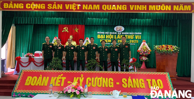 Ra mắt đoàn đại biểu Đảng bộ Quân sự quận Hải Châu dự đại hội Đảng bộ cấp trên. Ảnh: C.T