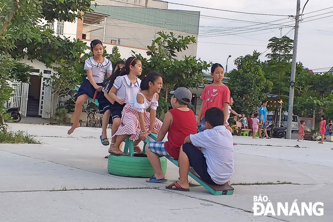 Trẻ em vui chơi tại Khu vui chơi cộng đồng Tân Hòa, phường An Khê. Ảnh: NGỌC HÀ