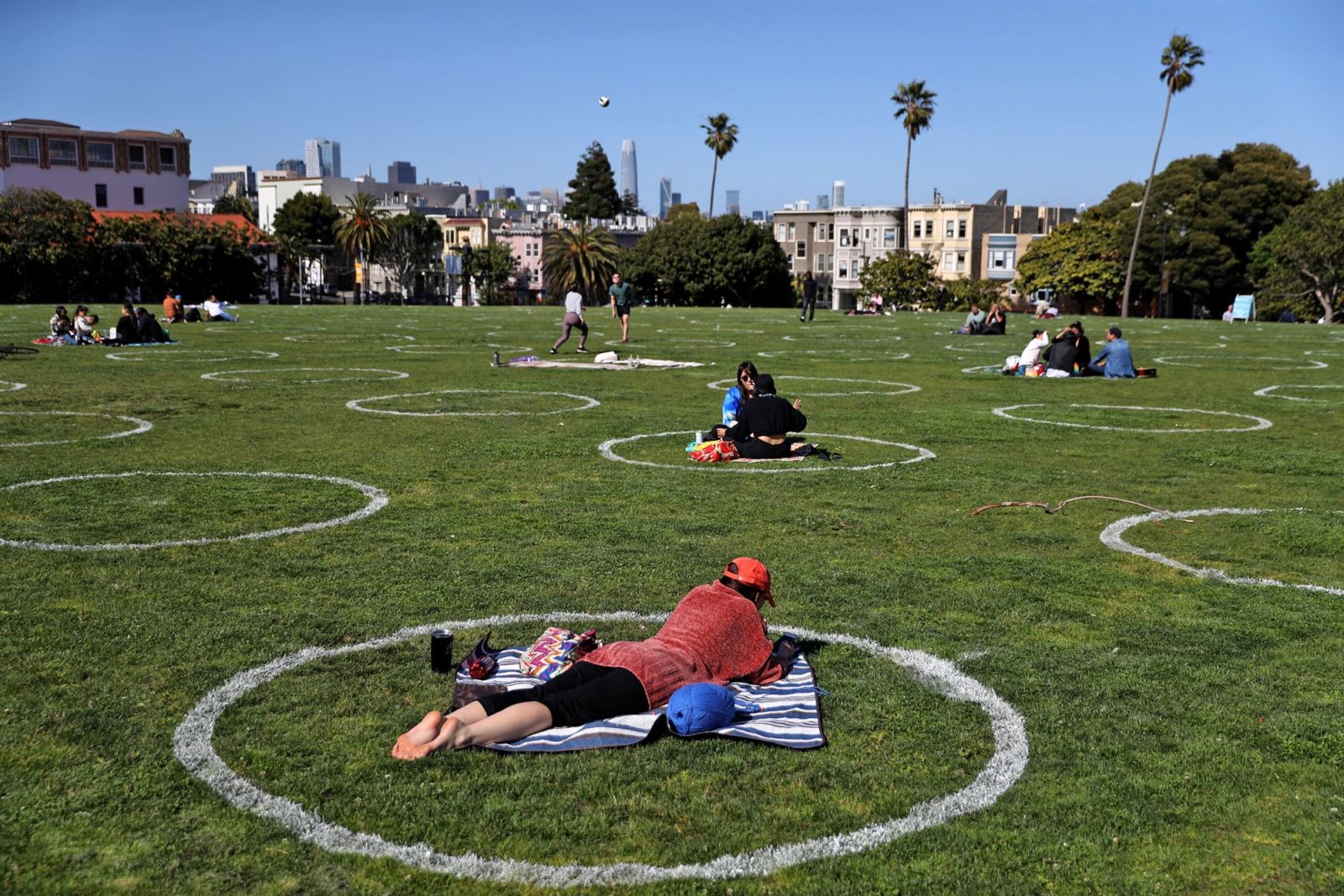 Người dân thư giãn trong vòng tròn giãn cách tại công viên Dolores, San Francisco, Mỹ ngày 20/5/2020. Ảnh: Getty Images