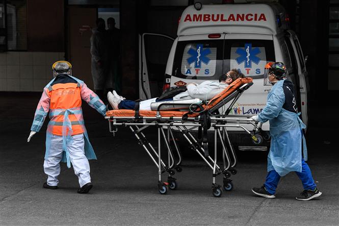 Nhân viên y tế chuyển bệnh nhân mắc COVID-19 từ xe cứu thương vào một bệnh viện ở Santiago, Chile ngày 21/5/2020. Ảnh: THX/TTXVN