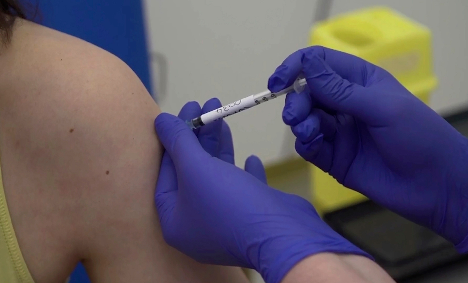Một tình nguyện viên được tiêm vắc-xin phòng COVID-19 trong cuộc thử nghiệm trên người do Đại học Oxford, Anh tiến hành. Ảnh: AP 