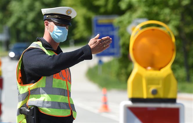 Cảnh sát Đức đeo khẩu trang phòng lây nhiễm COVID-19 khi làm nhiệm vụ tại cửa khẩu biên giới Đức - Áo ngày 7/5/2020. Ảnh: AFP/ TTXVN