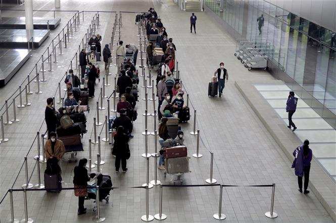 Hành khách tại sân bay Heathrow ở London, Anh, ngày 1/5/2020. Ảnh: THX/TTXVN