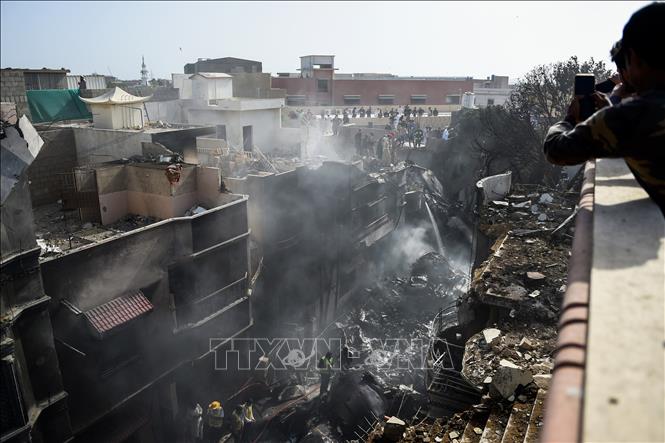 Lực lượng cứu hộ làm nhiệm vụ tại hiện trường vụ rơi máy bay chở khách ở thành phố Karachi, miền Nam Pakistan ngày 22/5/2020. Ảnh: AFP/TTXVN