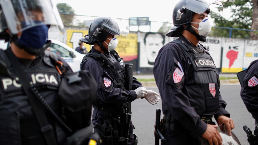 Cảnh sát chống bạo động triển khai tại thủ đô San Salvador. Ảnh: Reuters 