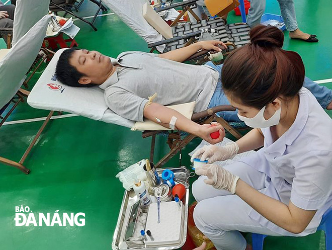 A blood donor from the Da Nang Newspaper at the campaign