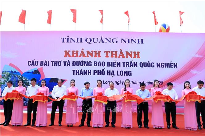  Thủ tướng Nguyễn Xuân Phúc và các đại biểu thực hiện nghi thức khánh thành.
