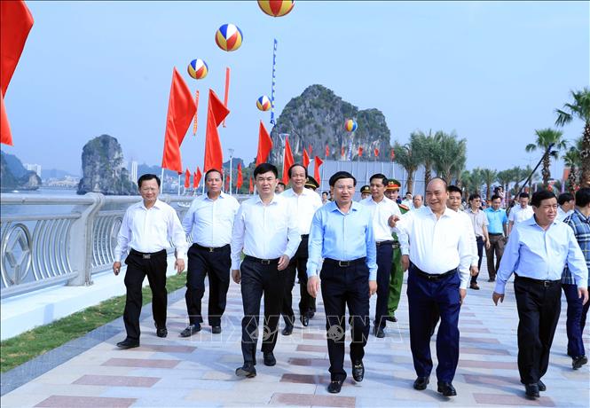 Thủ tướng Nguyễn Xuân Phúc và các đại biểu tại Lễ khánh thành.
