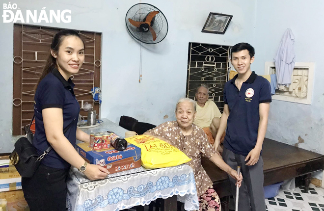Các thành viên CLB Hương Lam đến tận nhà trao tặng quà cho người có hoàn cảnh khó khăn. Ảnh: LÊ VĂN THƠM