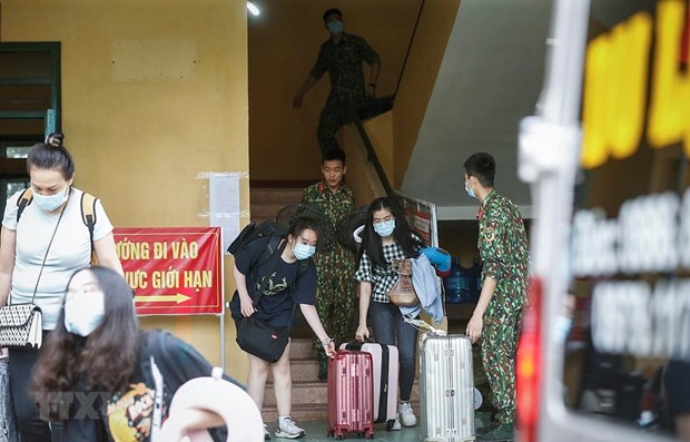 Vietnamese citizens returning home from abroad are quarantined upon arrival. (Photo: VNA)