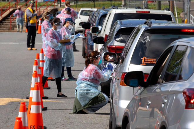 Nhiều tài xế ô-tô xếp hàng chờ xét nghiệm SARS-CoV-2 ở Annandale, Virginia (Mỹ) ngày 23-5. Ảnh: AP