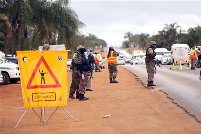  Lực lượng liên ngành kiểm tra các phương tiện giao thông trong thời gian Nam Phi áp dụng lệnh phong tỏa toàn quốc. Ảnh: Phi Hùng - PV TTXVN tại Nam Phi