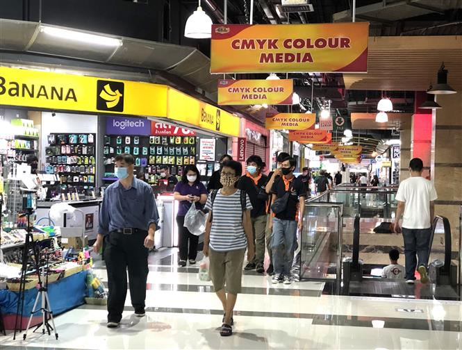  Người dân thủ đô Bangkok đi mua sắm sau khi các biện pháp phong tỏa phòng chống COVID-19 được nới lỏng. Ảnh: Ngọc Quang-TTXVN
