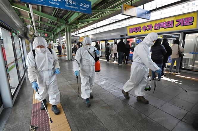  Phun thuốc khử trùng nhằm ngăn chặn sự lây lan của dịch COVID-19 tại Seoul, Hàn Quốc ngày 13/3/2020. Ảnh: AFP/TTXVN