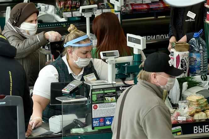  Nhân viên đeo khẩu trang phòng lây nhiễm COVID-19 tại Minsk, Belarus, ngày 11/4/2020. Ảnh: AFP/TTXVN