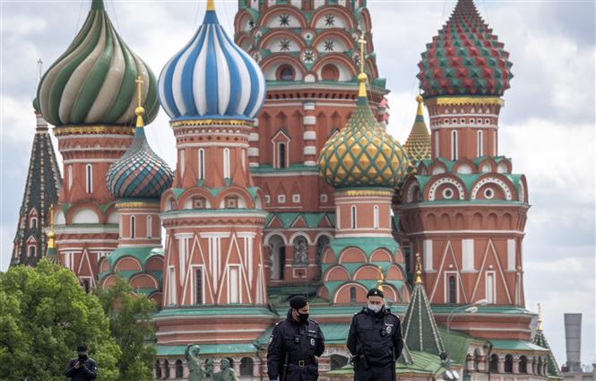 Cảnh sát Nga đeo khẩu trang khi làm nhiệm vụ tại Moskva. Ảnh: AFP