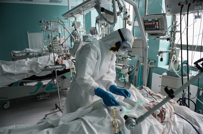  Nhân viên y tế chăm sóc bệnh nhân mắc COVID-19 tại một bệnh viện ở Moskva, Nga ngày 14/5/2020. Ảnh: THX/TTXVN
