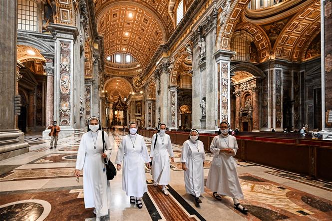  Các nữ tu sĩ tại Nhà thờ Thánh Peter tại Tòa thánh Vatican ngày 18/5/2020. Ảnh: AFP/TTXVN