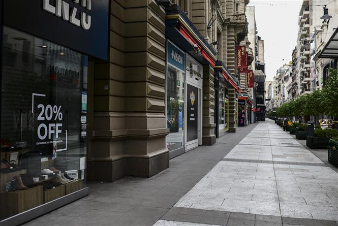  Các cửa hàng đóng cửa do dịch COVID-19 tại Buenos Aires, Argentina ngày 30/3/2020. Ảnh: AFP/TTXVN