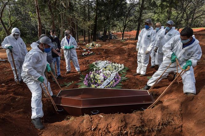  Chôn cất các bệnh nhân tử vong do COVID-19 tại nghĩa trang ở ngoại ô Sao Paulo, Brazil, ngày 20/5/2020. Ảnh: AFP/TTXVN