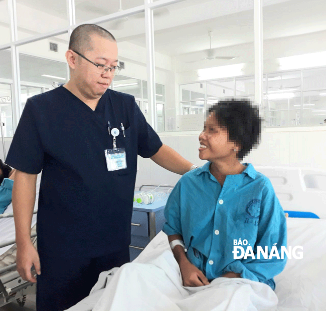 Sau gần 1 tháng điều trị bằng hệ thống ECMO, bệnh nhân N. đã khỏe mạnh và xuất viện. Ảnh: Bệnh viện cung cấp