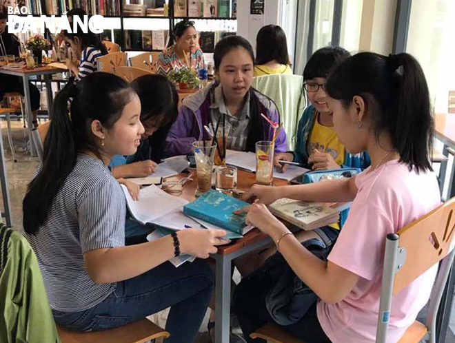 Children freely discussing at the Da Nang-Daegu book-coffee park at the Dam Rong 2 playing area cum community house 