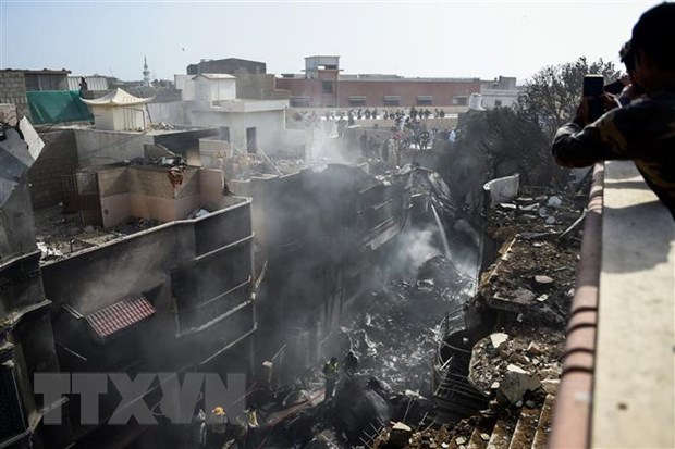 Search and rescue forces at the scene of the ải crash in Karachi, Pakistan (Photo: VNA)