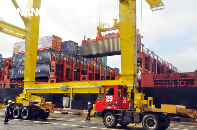 Bến cảng Liên Chiểu được xây dựng sẽ giảm tải cho cảng Tiên Sa.  Trong ảnh: Hoạt động bốc xếp hàng ở cảng Tiên Sa. Ảnh: THÀNH LÂN	