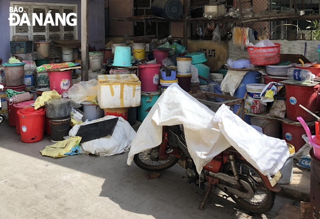 Đồ đạc ngổn ngang ở xưởng sản xuất nước mắm số 87/26 đường Nguyễn Văn Linh. Ảnh: PHƯƠNG CHI