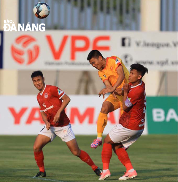 Bản lĩnh và kinh nghiệm của một CLB V-League đã giúp Thanh Hóa (áo cam) giành được trận thắng sít sao trước một đối thủ trẻ trung như Phố Hiến (áo đỏ). Ảnh: ĐỨC CƯỜNG