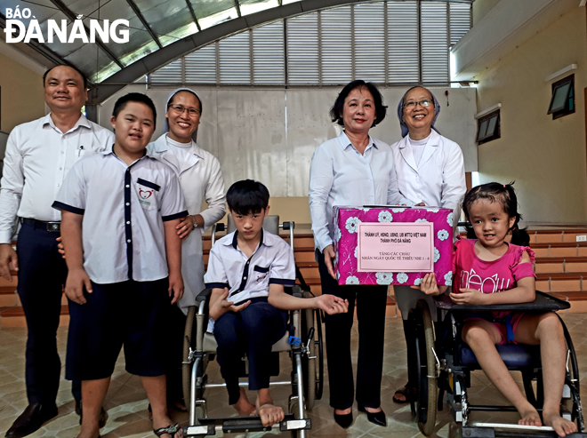 Chairwoman Lien (3rd right) presenting gifts to the Thanh Tam Special School’s pupils